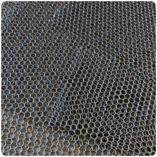 Tôle brut perforée sur mesure ép.1mm, trous de 6mm hexagonaux "nid d'abeille"
