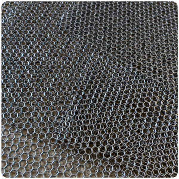 Tôle brut perforée sur mesure ép.1mm, trous de 6mm hexagonaux "nid d'abeille"