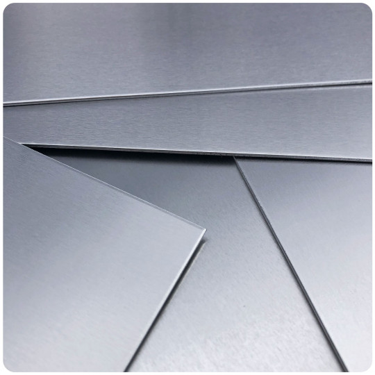 Tôle aluminium déco 1,5mm 1 face protégée par film PVC pour la décoration sur mesure.