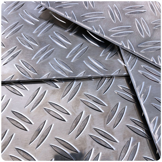Plaque aluminium damier avec 2 trous - Sur mesure en ligne